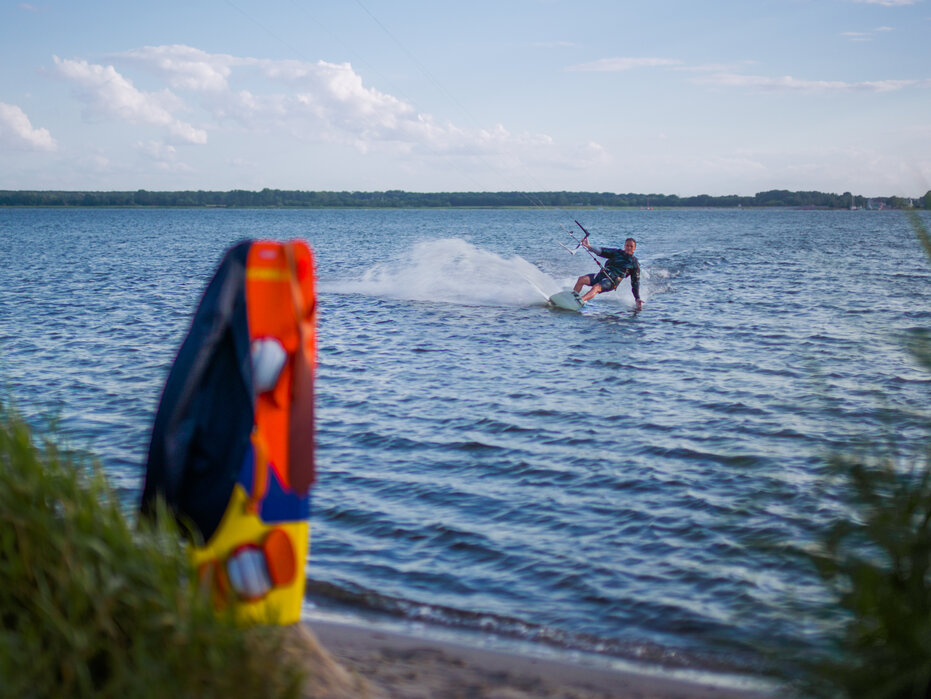 ©FilmVision Kitesurfer auf dem Wasser in Vorpommern