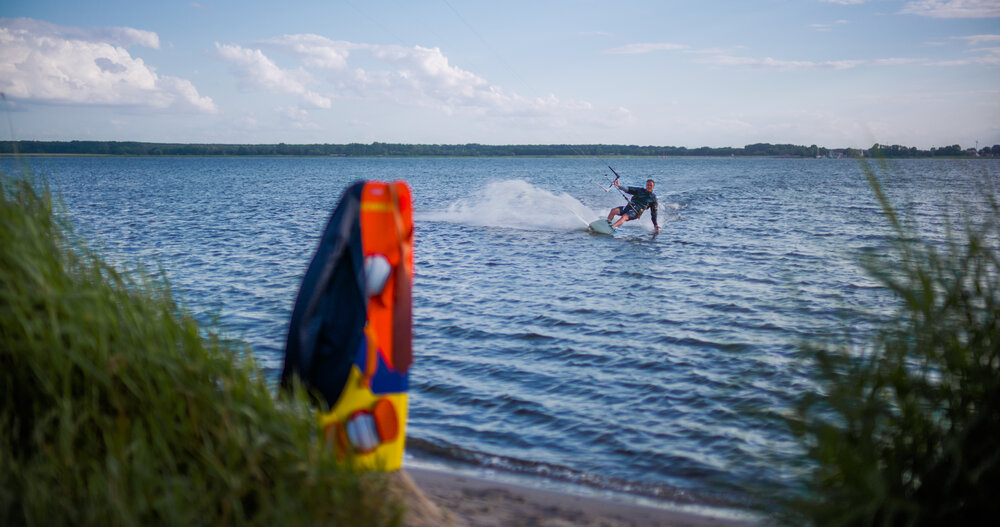 Kitesurfer auf dem Wasser in Vorpommern