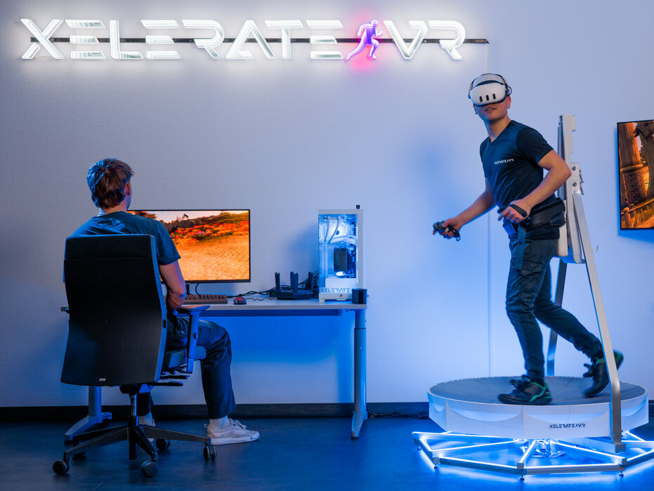 XelerateVR | ©FilmVision eine Person am Computer und eine Person auf einem VR-Laufband bei XelerateVR in Stralsund