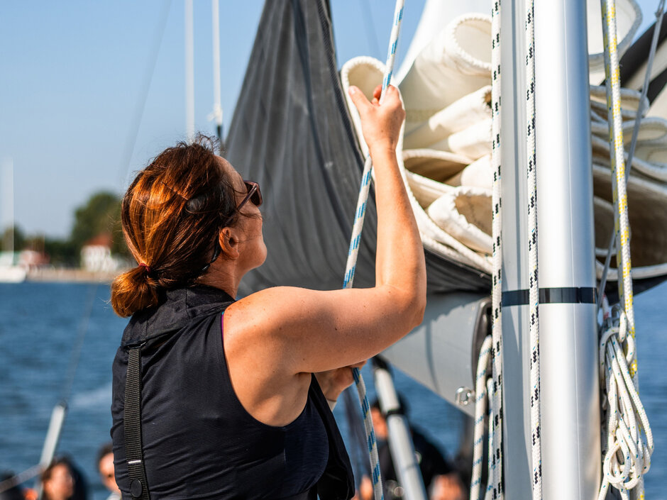 ©FilmVision Person auf einem Segelboot