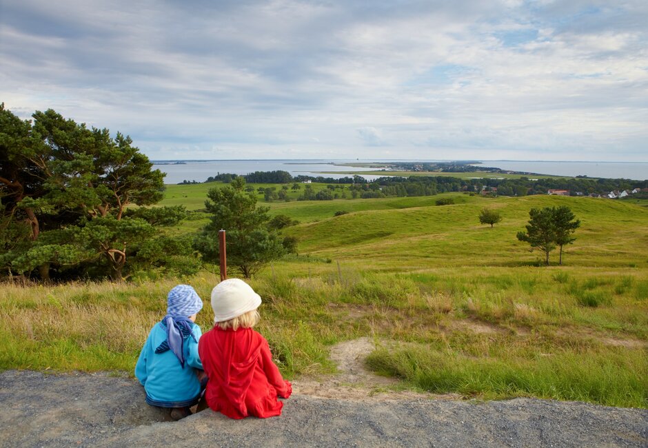 Zwei Kinder gucken in die Weite auf eine Landschaft in Vorpommern