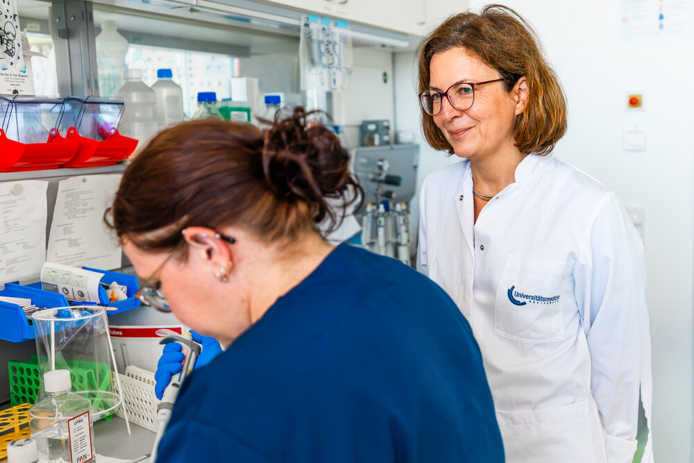 zwei Personen im Labor der Universitätsmedizin Greifswald