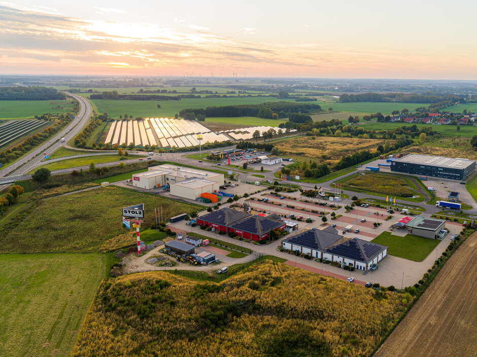 Industriepark Pommerndreieck bei Grimmen | ©FilmVision Blick auf freie Gewerbeflächen beim Industriepark Pommerndreieck bei Grimmen