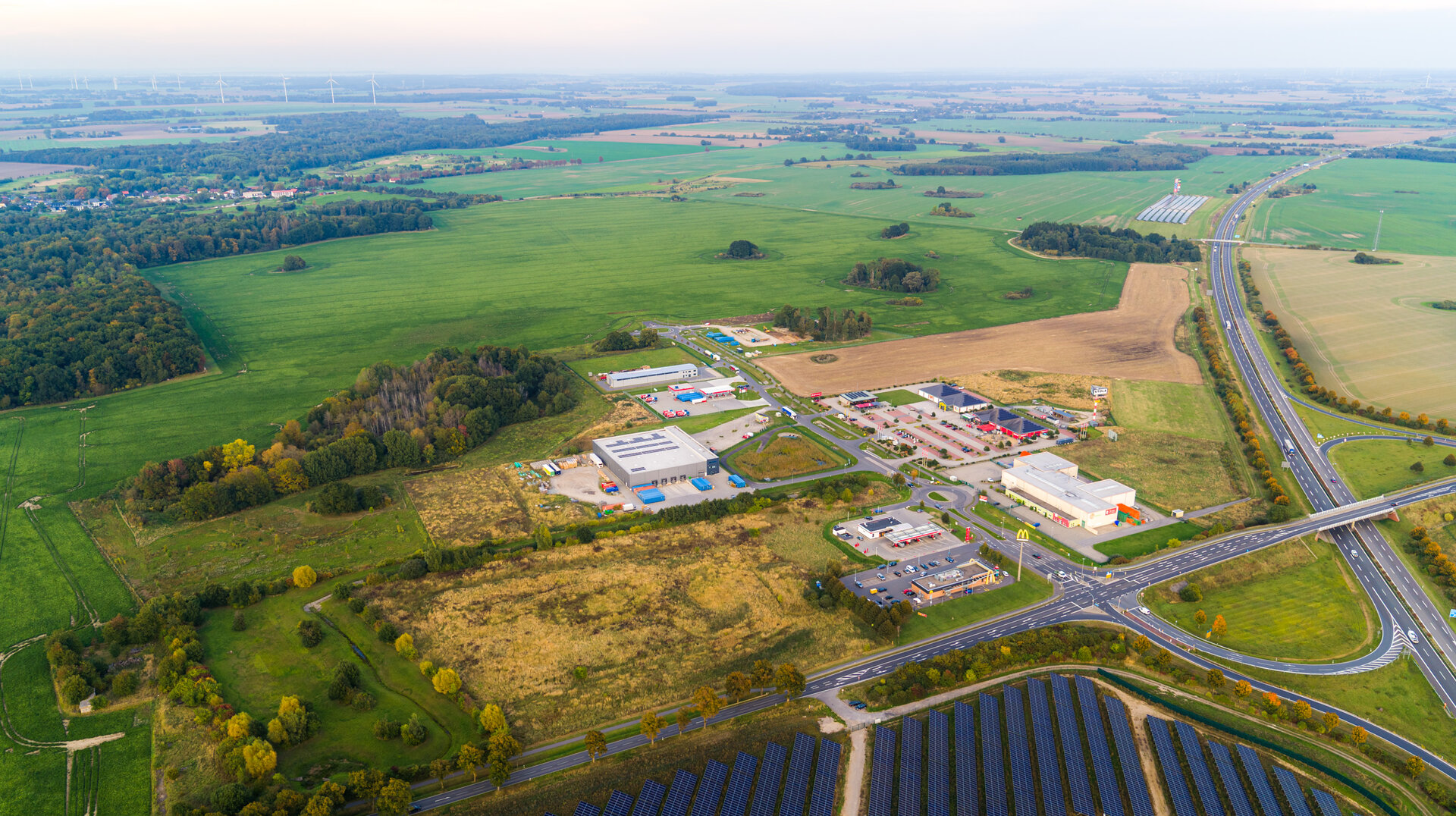 Industriepark Pommerndreieck bei Grimmen | ©FilmVision Blick auf freie Gewerbeflächen beim Industriepark Pommerndreieck bei Grimmen