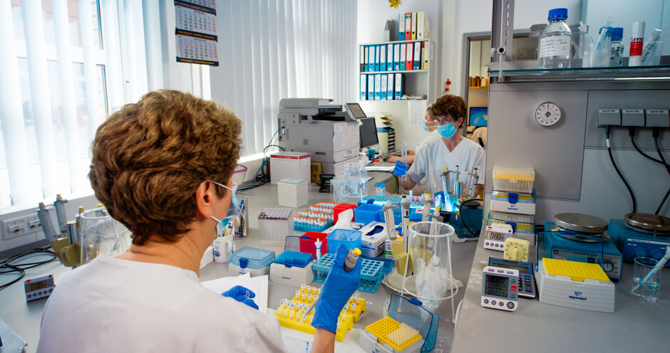 Mitarbeiterinnen im Labor der Universitätsmedizin Greifswald