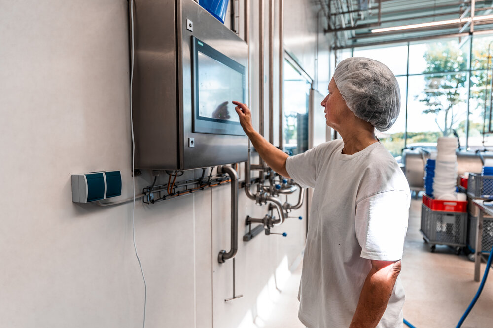 ©FilmVision Mitarbeiterin in der Produktion bei Rügener Inselfrische