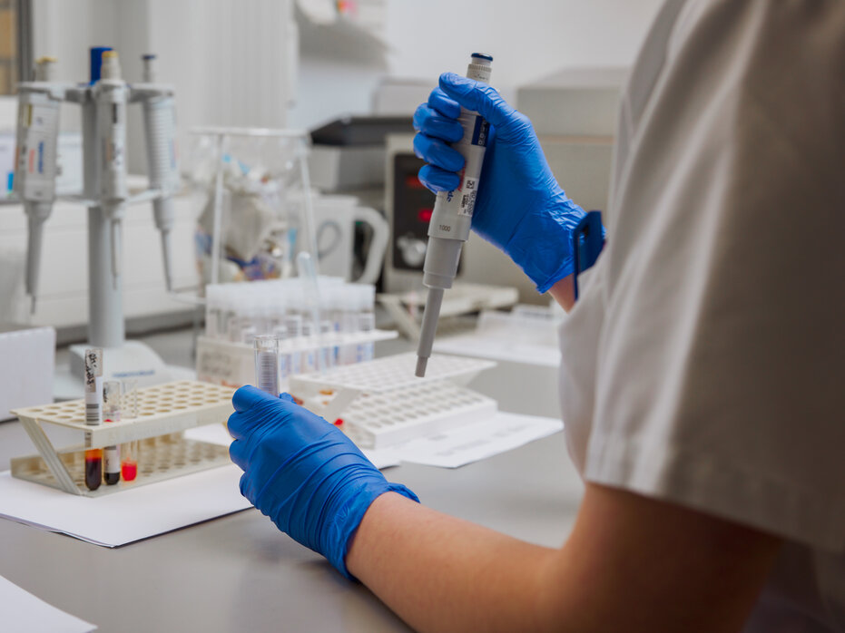 ©FilmVision Person im Labor beim Pipettieren