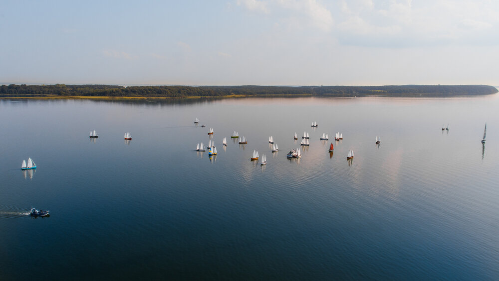 Segelboote auf dem Wasser in Vorpommern