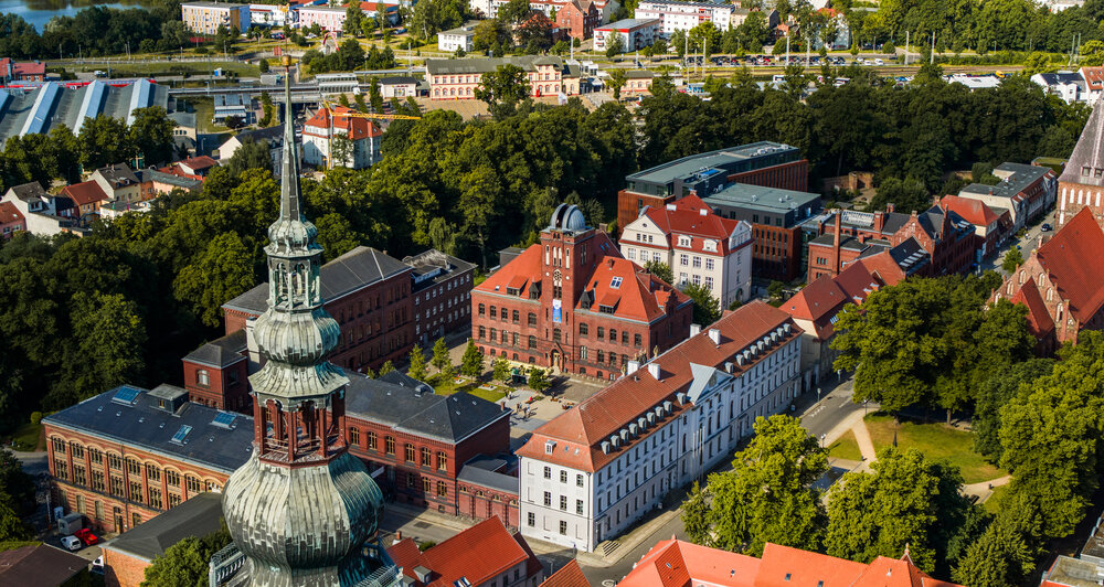 Blick auf den Dom und die Universität Greifswald