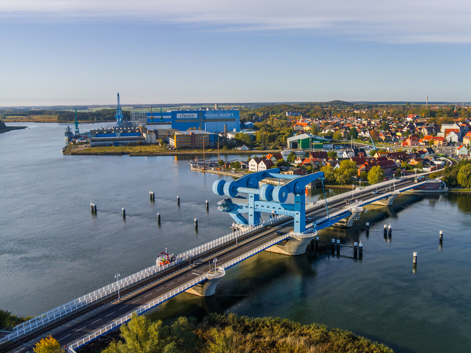 Wolgast | ©FilmVision Blick auf die Klappbrücke in Wolgast